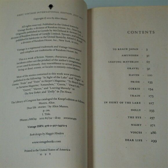 Dear Life: Stories By Alice Munro 2012 Vintage International - Picture 6 of 6